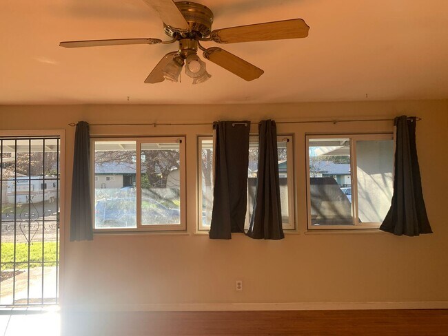 Foto del edificio - 3 Bedroom, 2 bath home in Chico, Just off the Esplanade, Excellent Location, Large Backyard