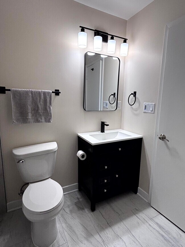 Baño completamente nuevo en la planta superior - 4117 W Rivers Edge Cir