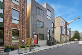 Building Photo - 548 E Hewson St
