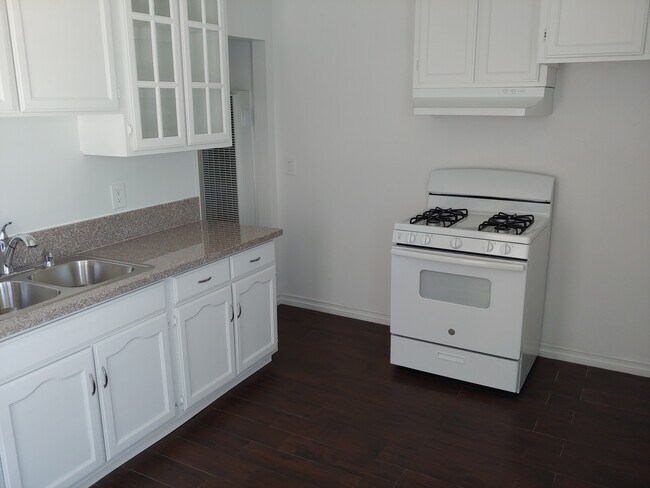 Building Photo - 1618 W 166th St