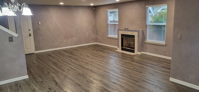 Sala de estar con chimenea - 806 29th Ave SE