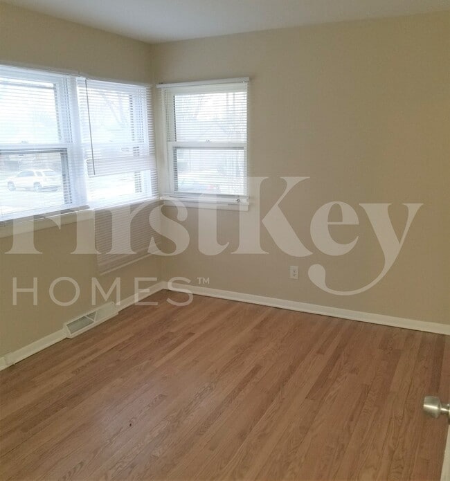 Building Photo - 1526 Mandel Ave