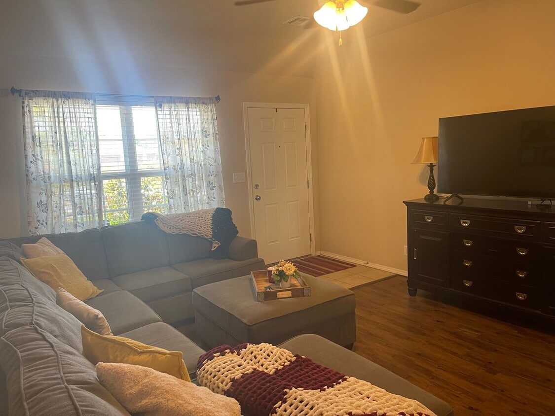 Foto principal - Bixby 3 bed 2 bath in quiet cul-da-sac!