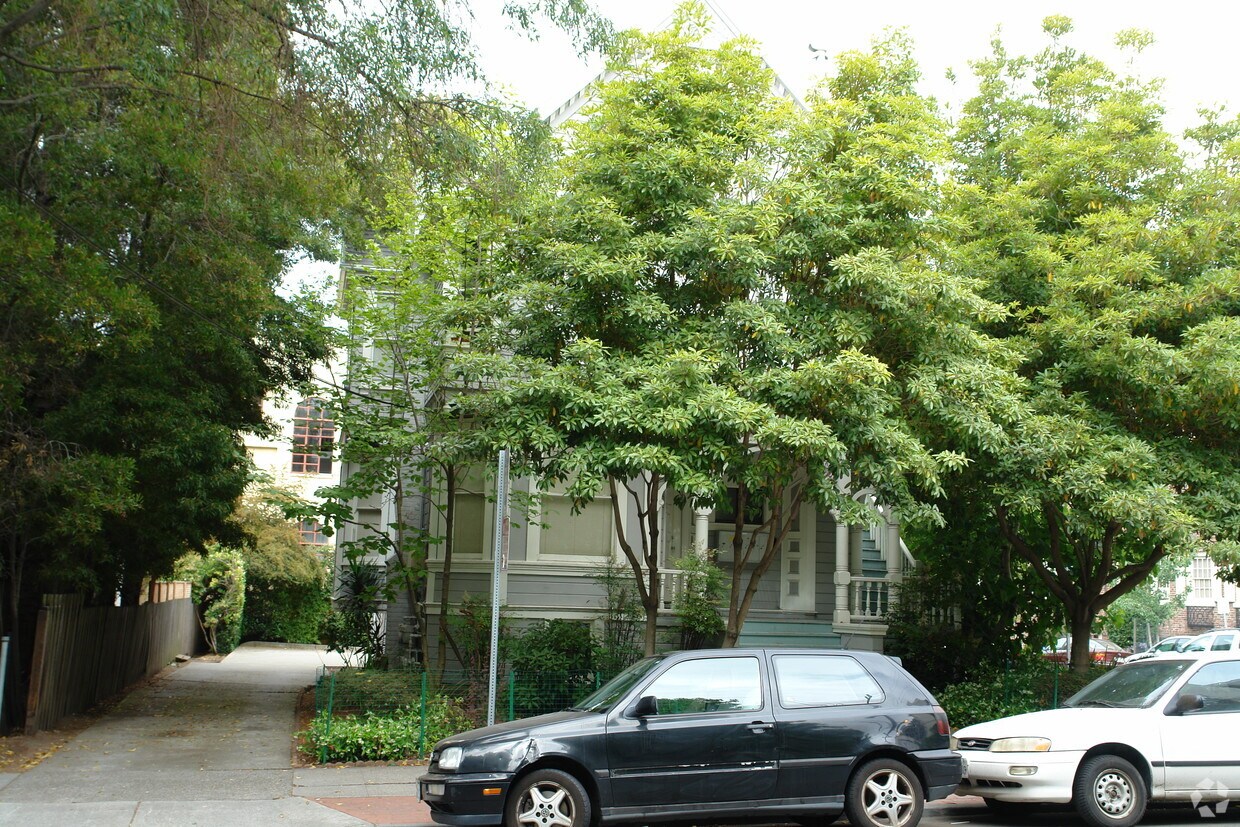 Foto del edificio - 2400 Dana St