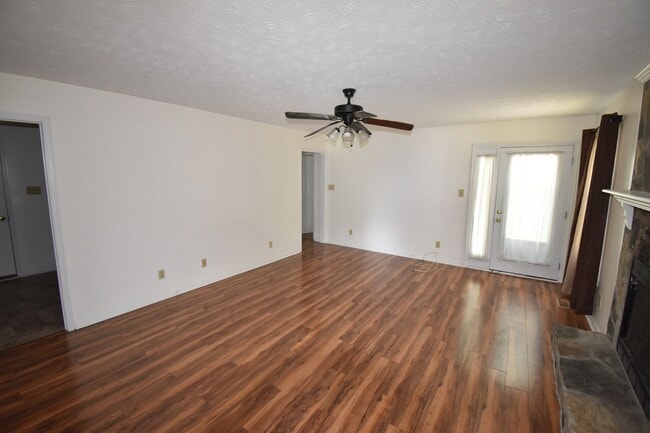 Building Photo - COMING SOON~3 Bedroom and 2 Bath Home (No Pets)