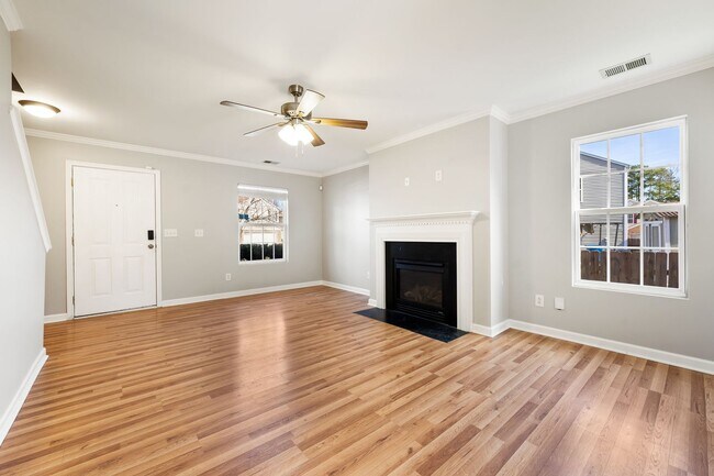Foto del edificio - Charming 3-Bedroom With Fenced Yard Available Early May!