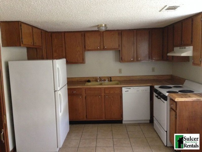 Foto del edificio - Roomy Townhouse Apartment - Residential Ne...