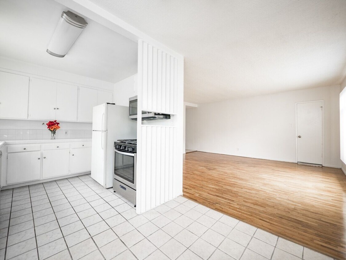 Foto principal - 7245 Willoughby Ave