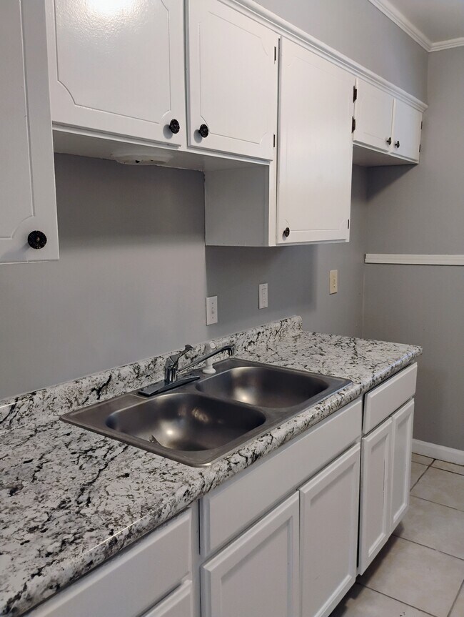 Building Photo - 832 Holt Dr