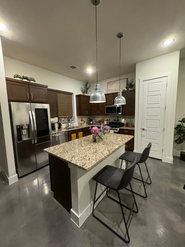 Building Photo - 425 E Mistletoe