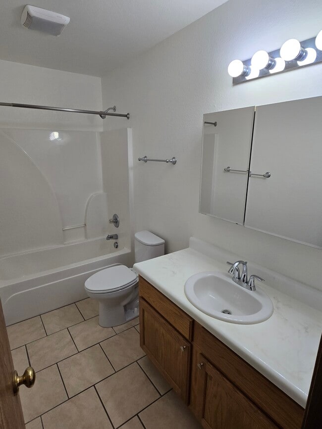 Baño principal - 1023 Diamond Head Rd