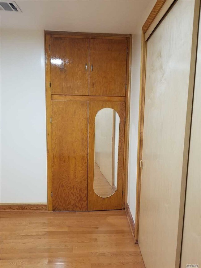 Foto del edificio - 64-20 Metropolitan Ave