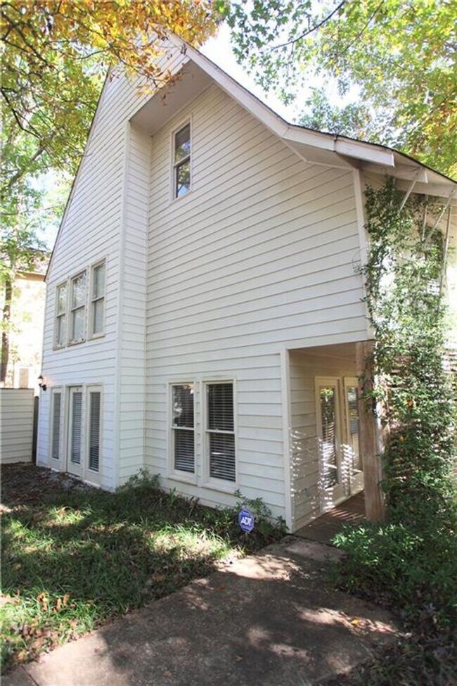 Building Photo - Renovated Home Available in August!