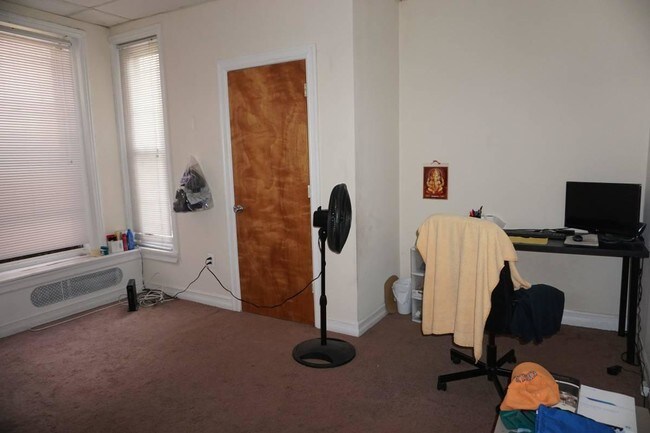 Building Photo - 525 S 42nd St