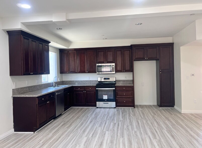 Foto principal - 6829 Simpson Ave