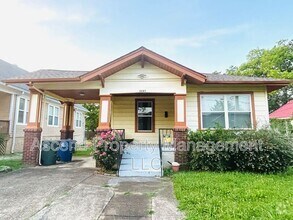 Building Photo - 2107 Oak St