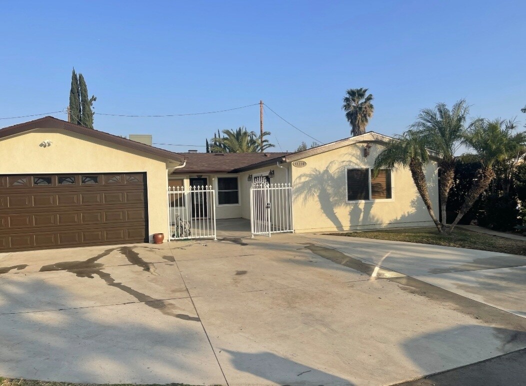 Foto principal - 11210 Paso Robles Ave