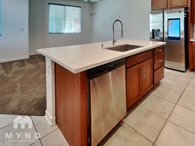 Foto del edificio - 5301 E Commerce Way