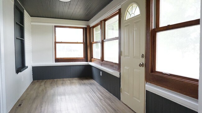 Foto del edificio - Charming Fully Remodeled Home with 4 Garage Stalls & Park Access in Central Minot
