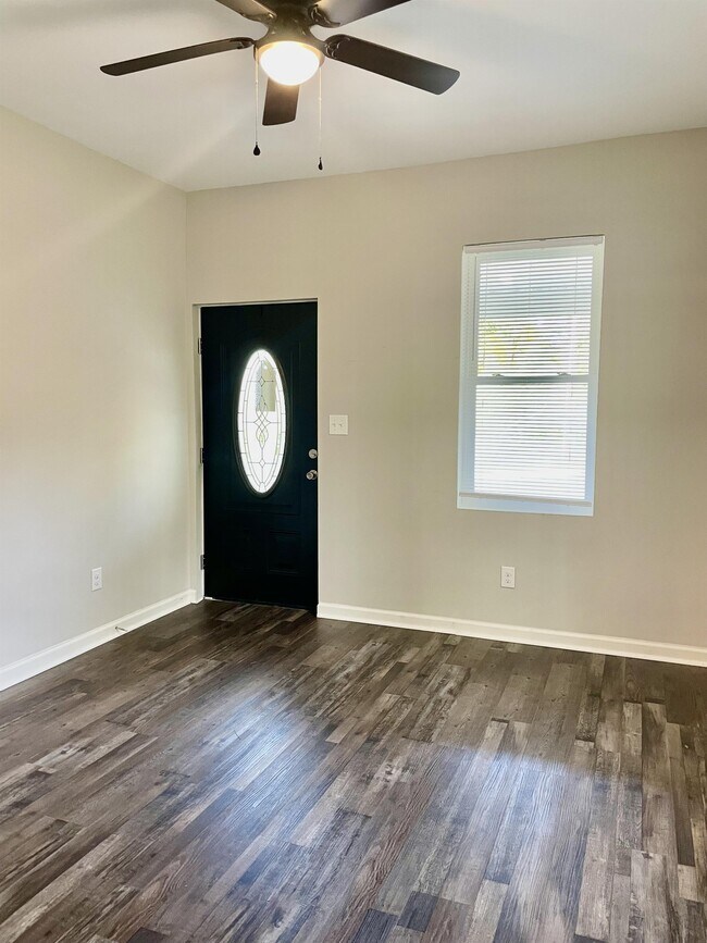 Building Photo - 227 Tyree Cir