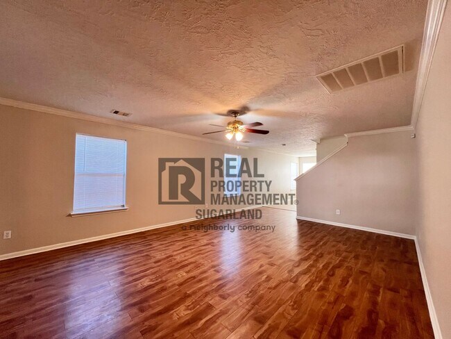 Building Photo - Gorgeous 4 Bed, 2.5 Bath Home in Prime Location!