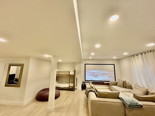 Foto del edificio - 821 Wildrose Pl