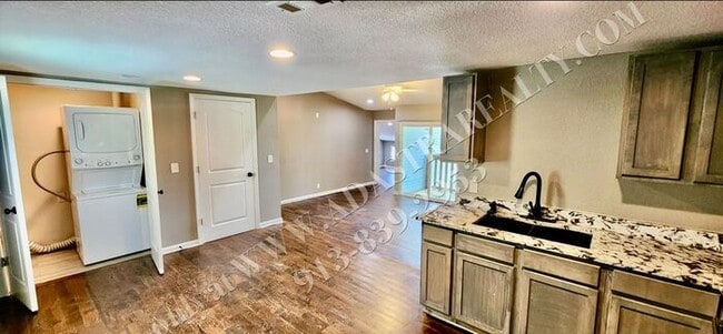 Foto del edificio - Nice Updated 3 Bed, 1 Bath in KCK-Availabl...