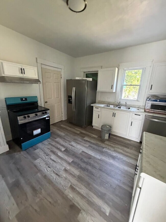 Building Photo - 5-Bedroom Home for Rent in Cleveland – Over 2,000 Sq Ft!