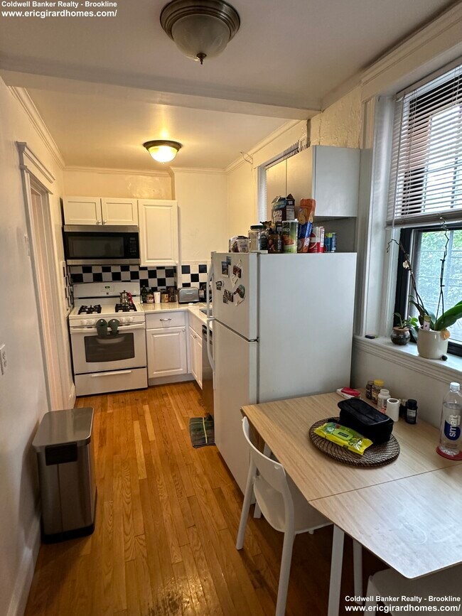 Building Photo - 120 Riverway St