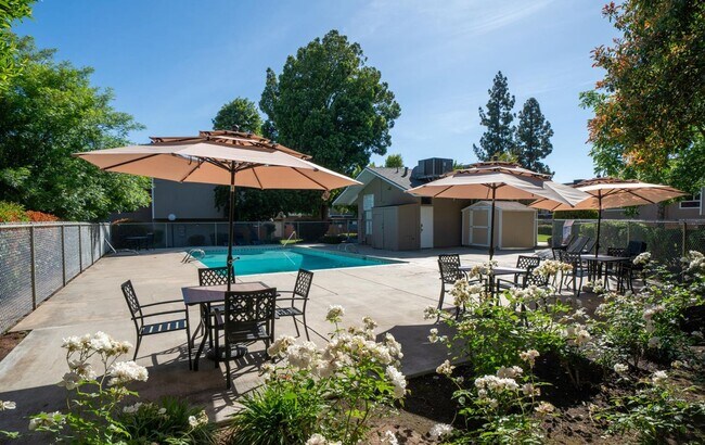 Foto del edificio - Townhouse in Northeast Fresno