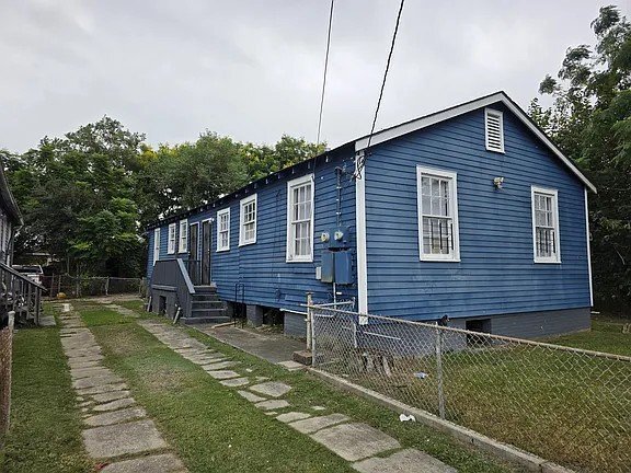 Building Photo - 2429 Desire St