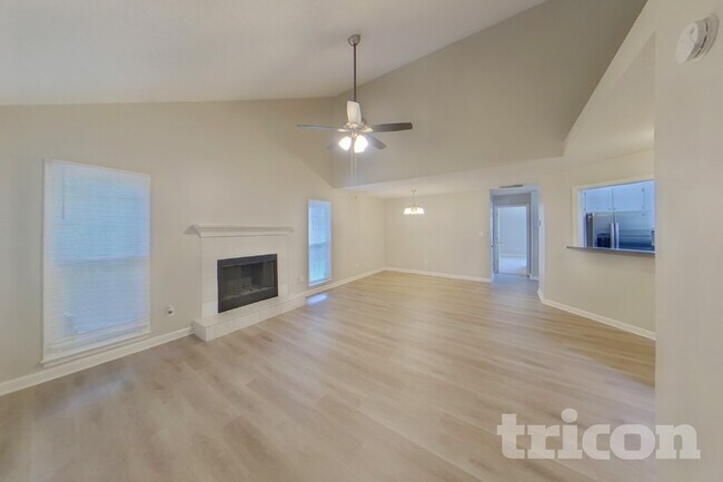 Building Photo - 909 Dogwood Ln