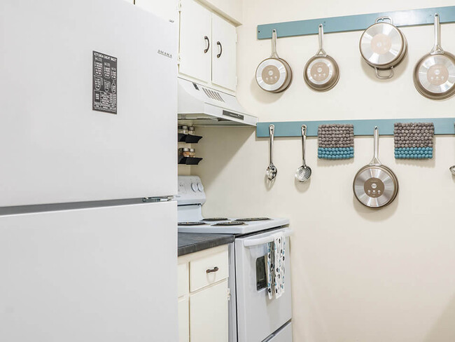 Fully-Equipped Kitchen with Appliances - Centre Ridge