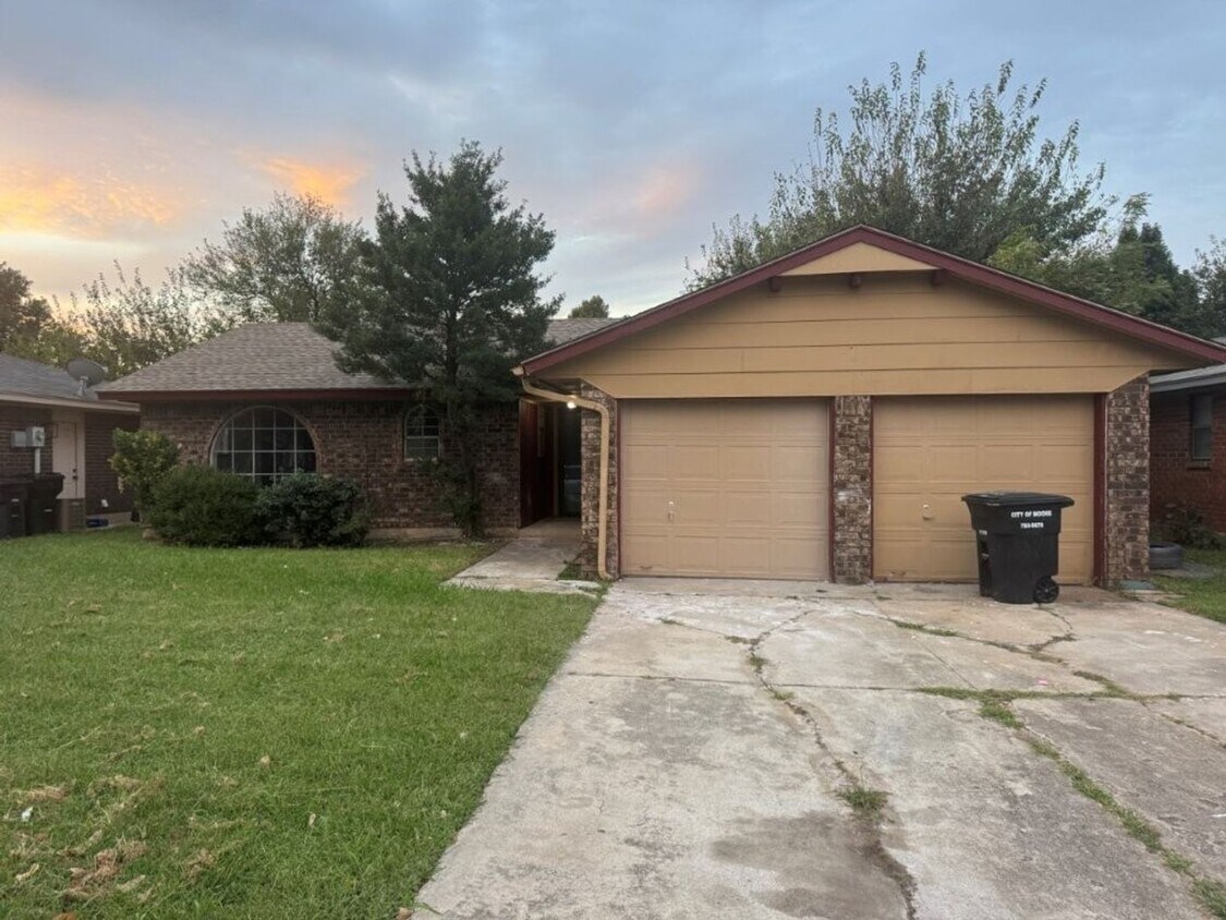 Foto principal - 3 bed one bath all new inside ready for mo...