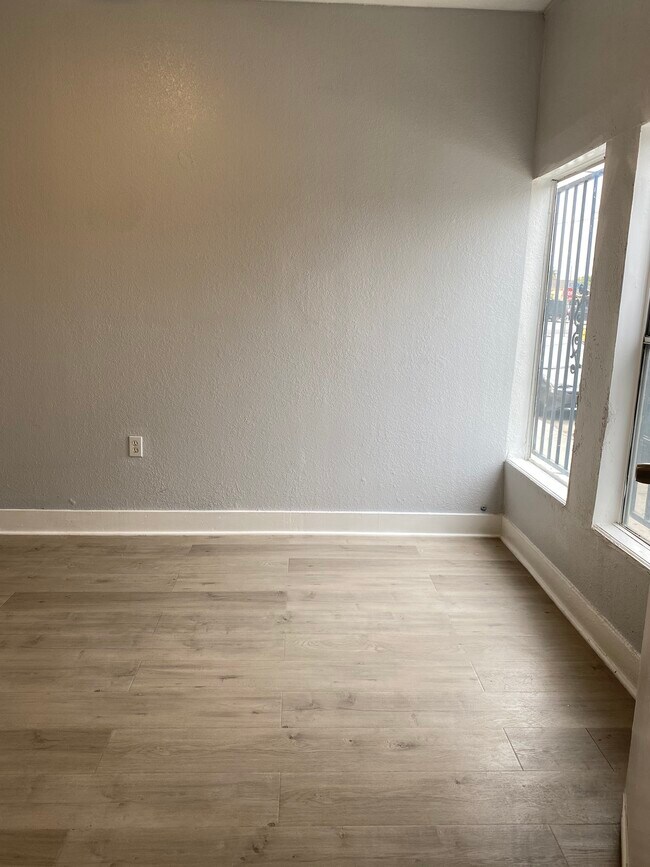 Foto del edificio - 813 W 43rd St