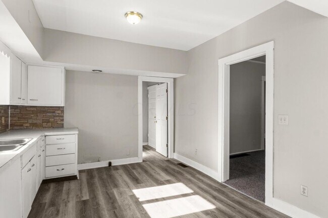 Building Photo - 219 Woodbine Ave