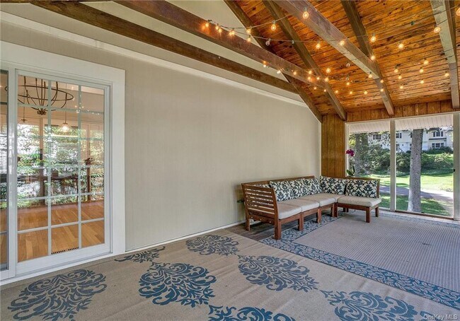 Building Photo - 6 Fox Ridge Rd