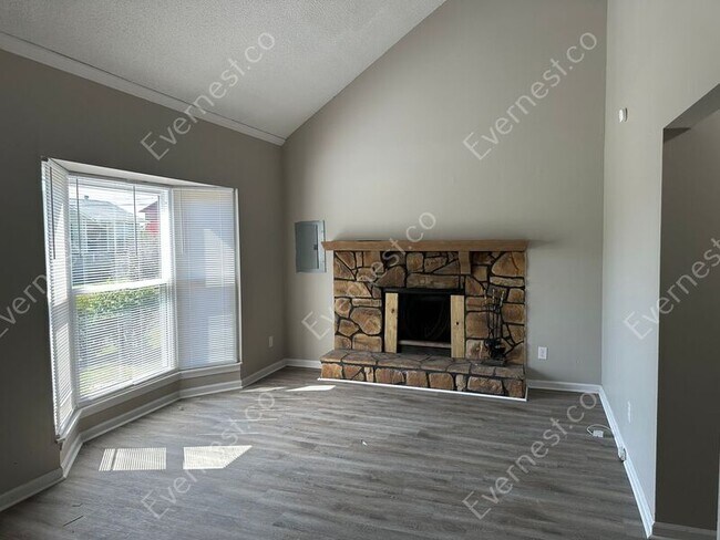 Building Photo - 1929 Linden Dr