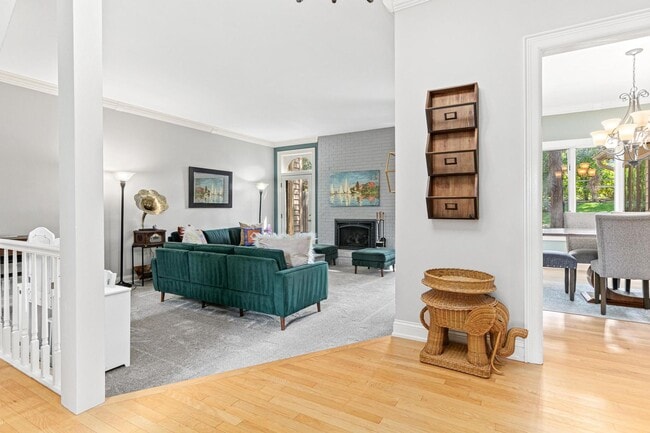 Building Photo - Welcome to Edina’s Best Kept Secret!