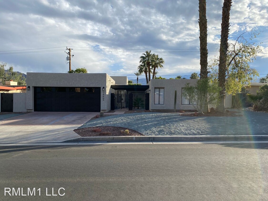 Foto principal - 3 br, 2 bath House - 74465 Fairway Drive