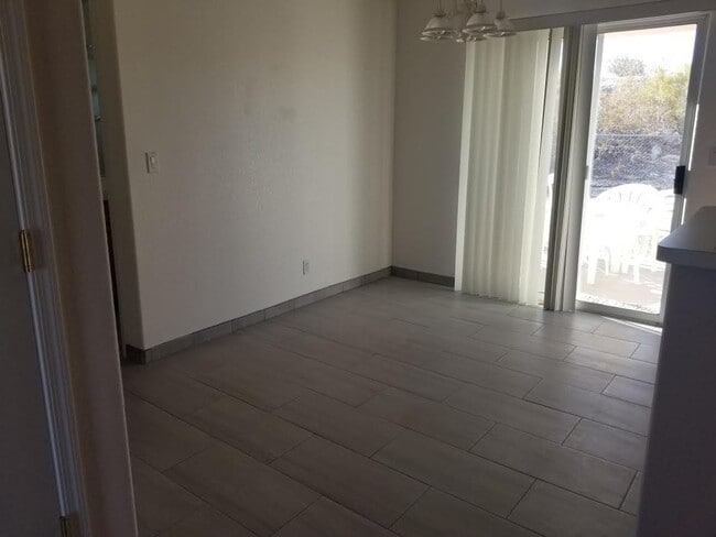 Building Photo - Unfurnished Long Term
