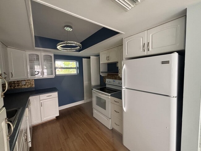 Building Photo - 1160 E 12th St