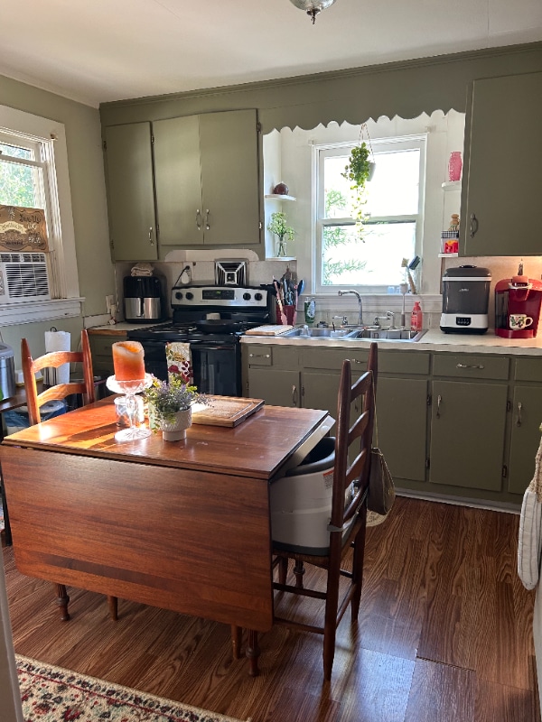 Building Photo - 104 SW Hines St