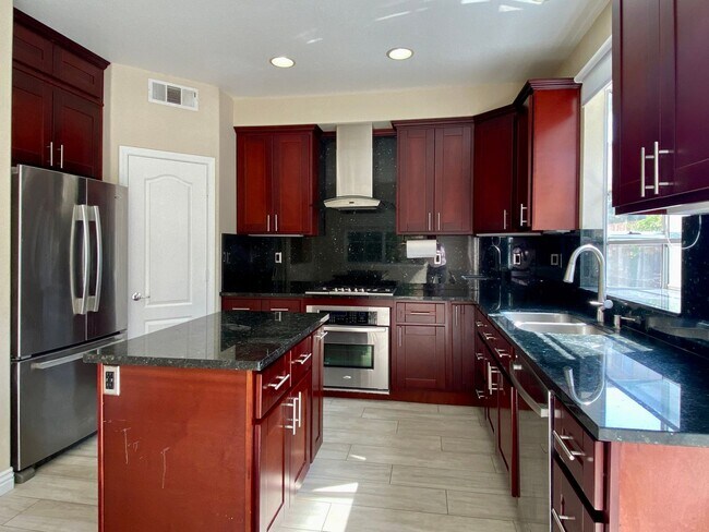 Building Photo - 3 Bedroom 2.5 Bath + Den Single Family Home in Desirable Santa Clara Community