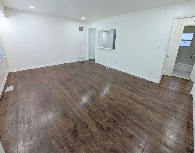 Building Photo - 3 Bed, 2 Bath Remodeled Home
