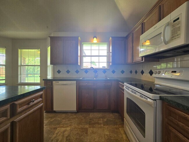 Building Photo - 2305 Amethyst Dr