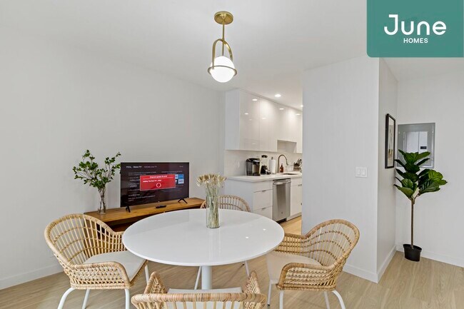 Foto del edificio - ROOM ONLY in 5-bed/3.5-bath Home