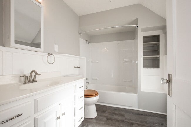 Building Photo - Spacious 3 bedroom/1 bath house!