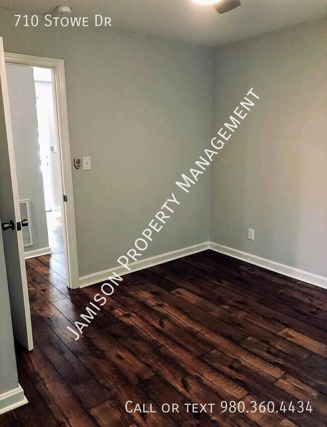 Building Photo - 710 Stowe Dr
