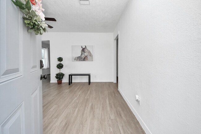 Foto del edificio - 2210 Detering St